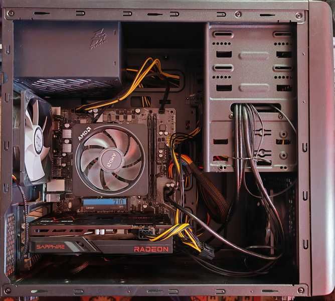 Продавам геймърски десктоп компютър.