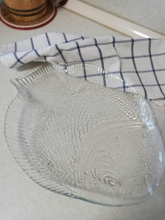 Блюдо из стекла в форме рыбы
