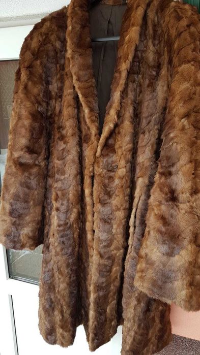 Haina blana nurca in stare buna