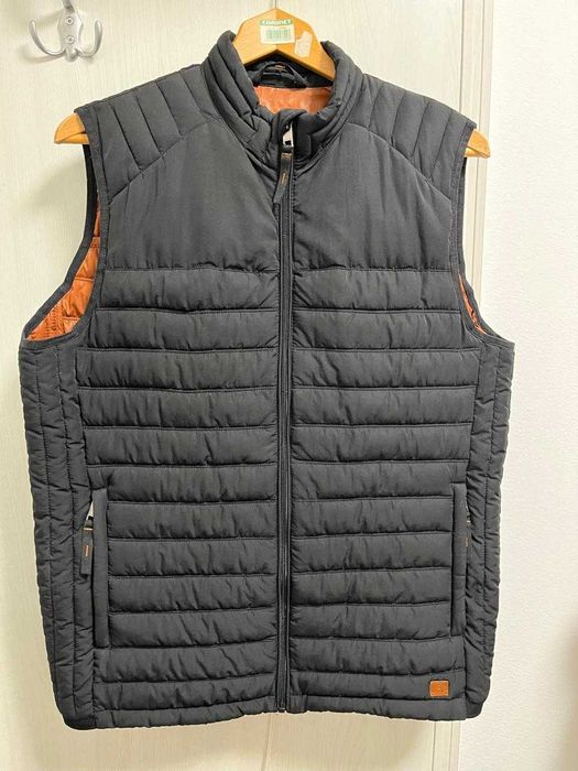 Жилет мужской фирма Джек Джонс 48 размера  Срочно!