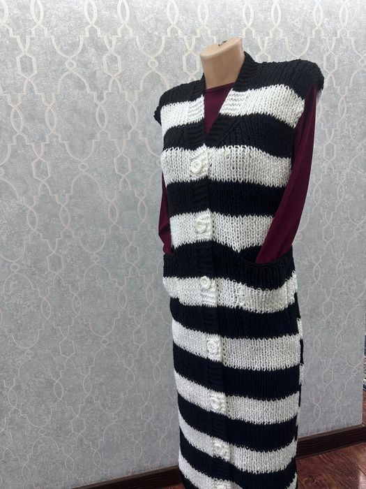 Жилетка ручной вязки длинная
