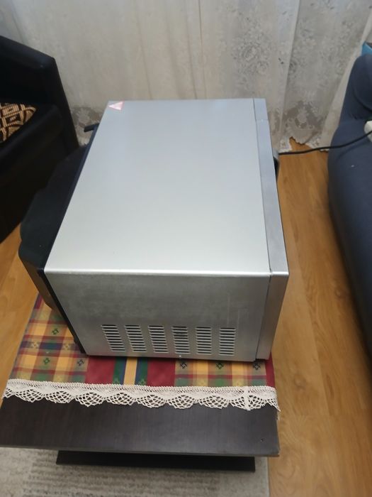 Vând cuptor cu microunde Sharp