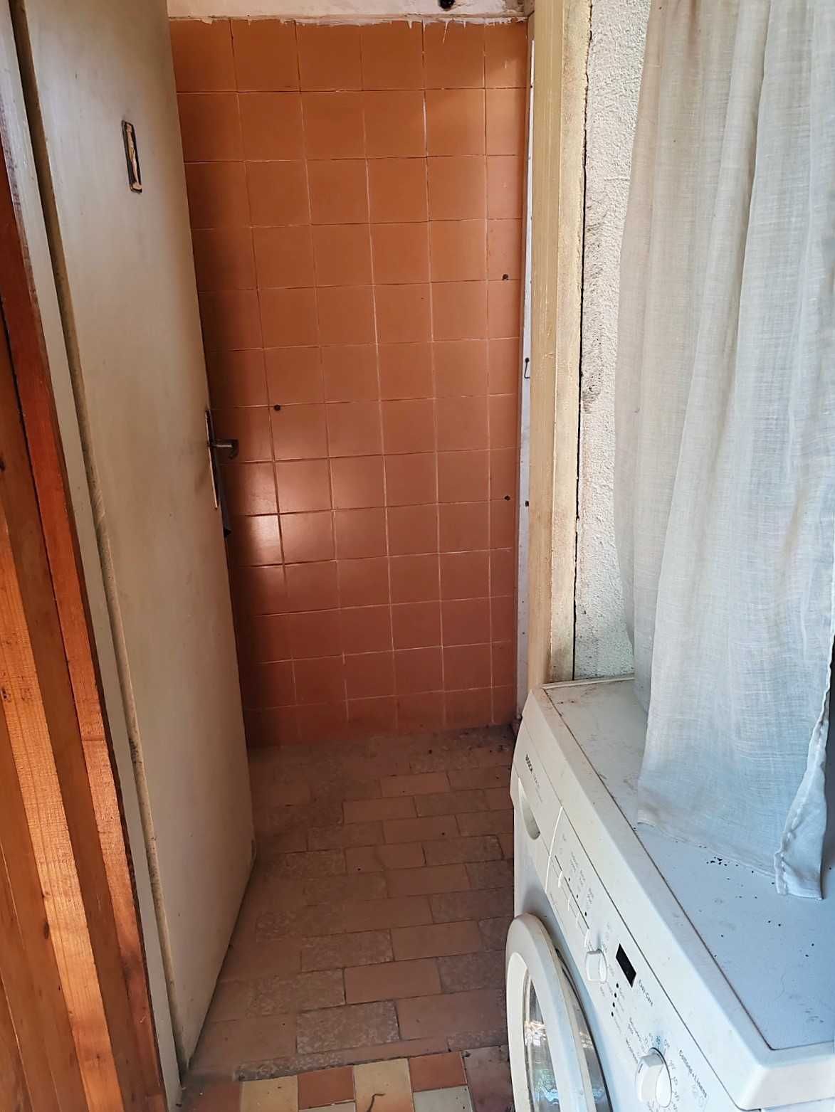 Двуетажна, масивна къща, 3. 2 дка двор,  Баня, WC, лятна кухня