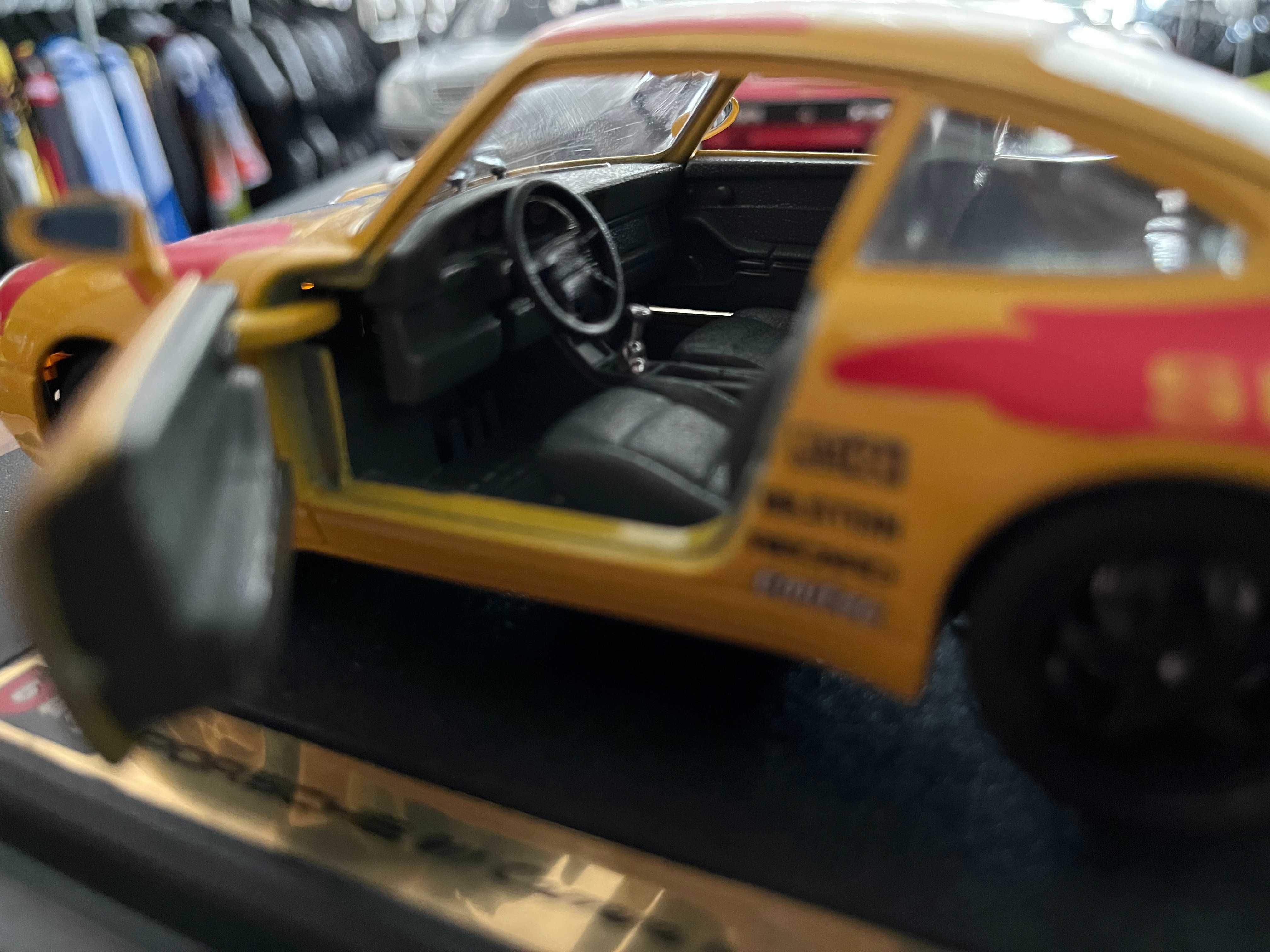 Метална колекционерска количкa BBURAGO  PORSCHE 911 993  мащаб 1:24,