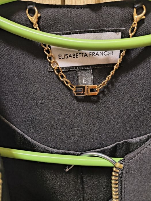 Елегантен дамски костюм