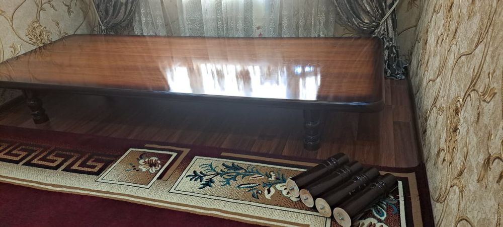 Стол  хонтахта  2.70га 1.10  оеклари бор