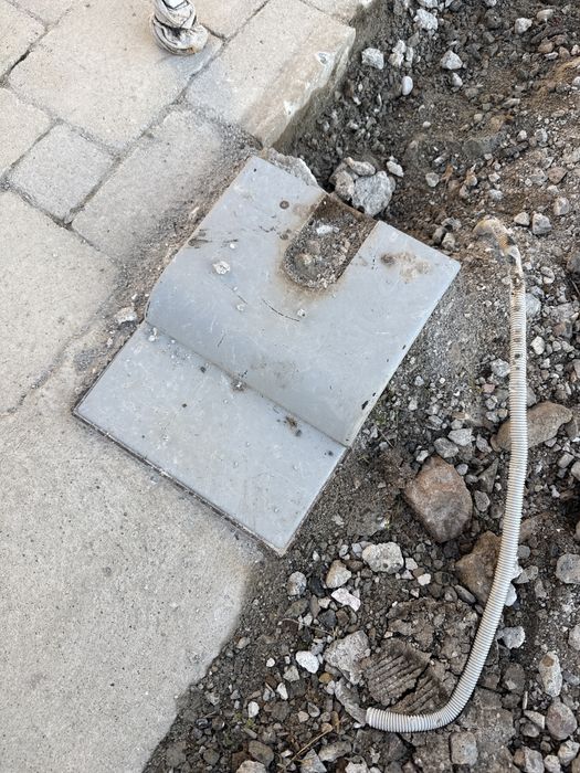 Porti gard - de doi metri jumatatea deci poarta inchisă este de patru