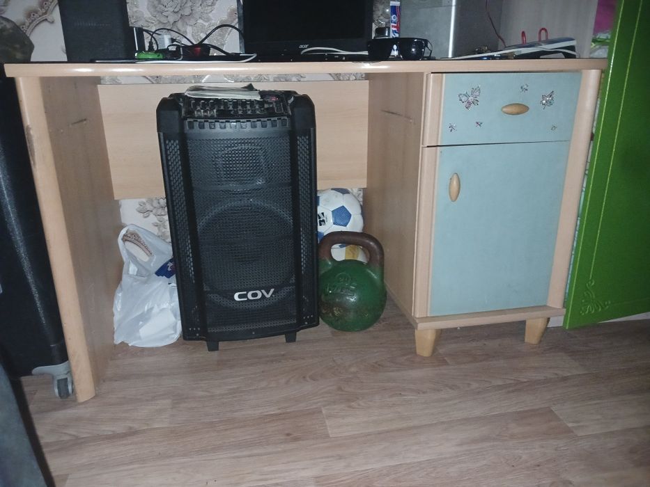 Проодам стол с тумбой
