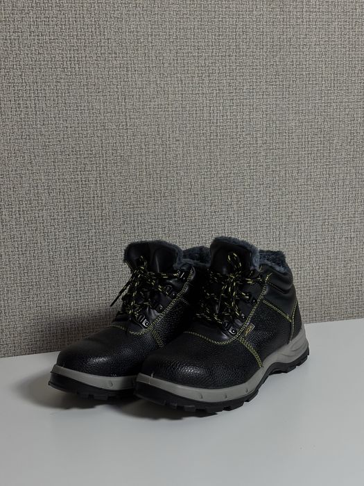 Продам зимнюю спец ботинку