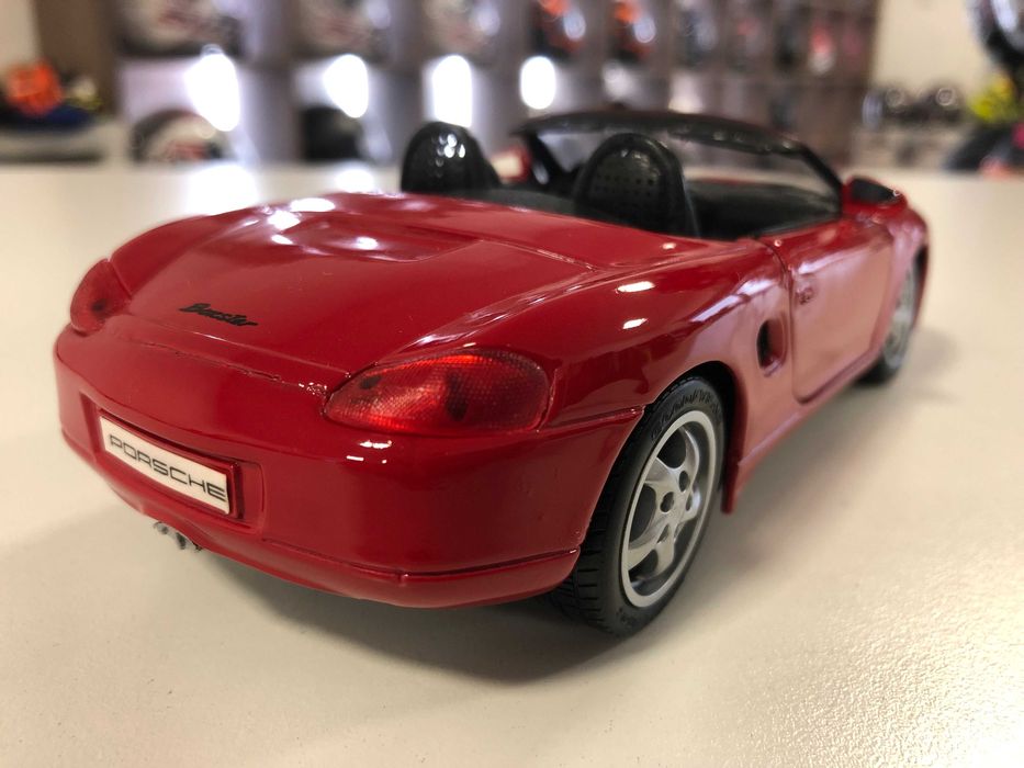 Метална колекционерска количка PORSCHE BOXTER 1996г.1:24 НОВА