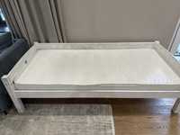 Белая кровать с матрасом