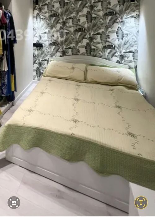 Белая деревянная кровать