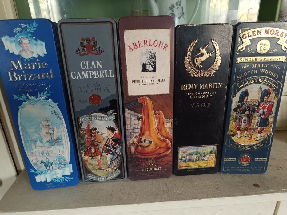 Празни кутии от алкохол