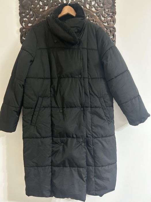 Geacă Reserved, intr-o conditie foarte bună.