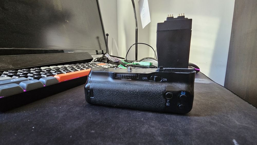 Kit complet DSLR Canon 700D + Grip + 5 baterii gata de fotografiat