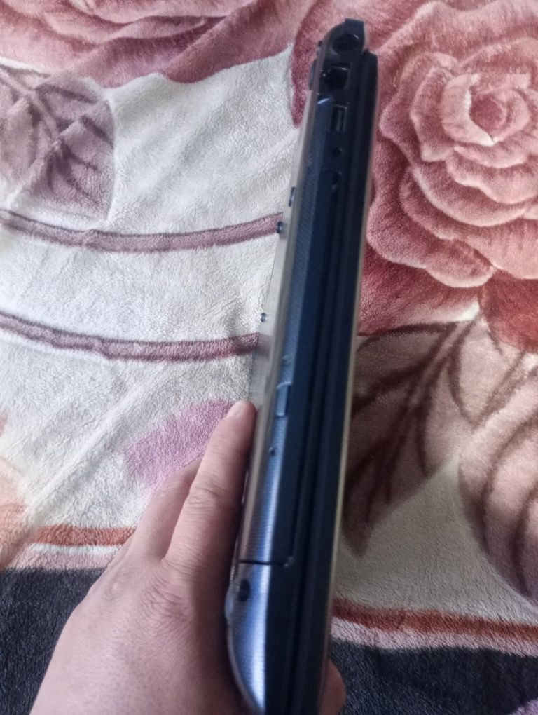 Vând laptop Toshiba satellite c50b