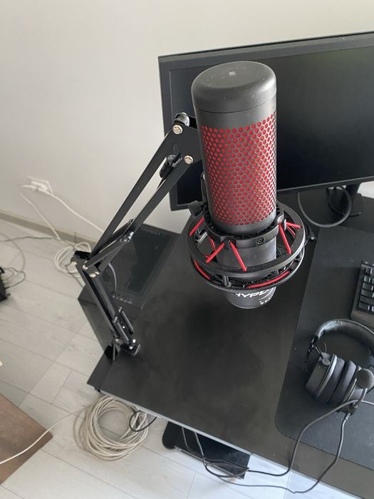 Microfon HyperX QuadCast + Brat pentru birou