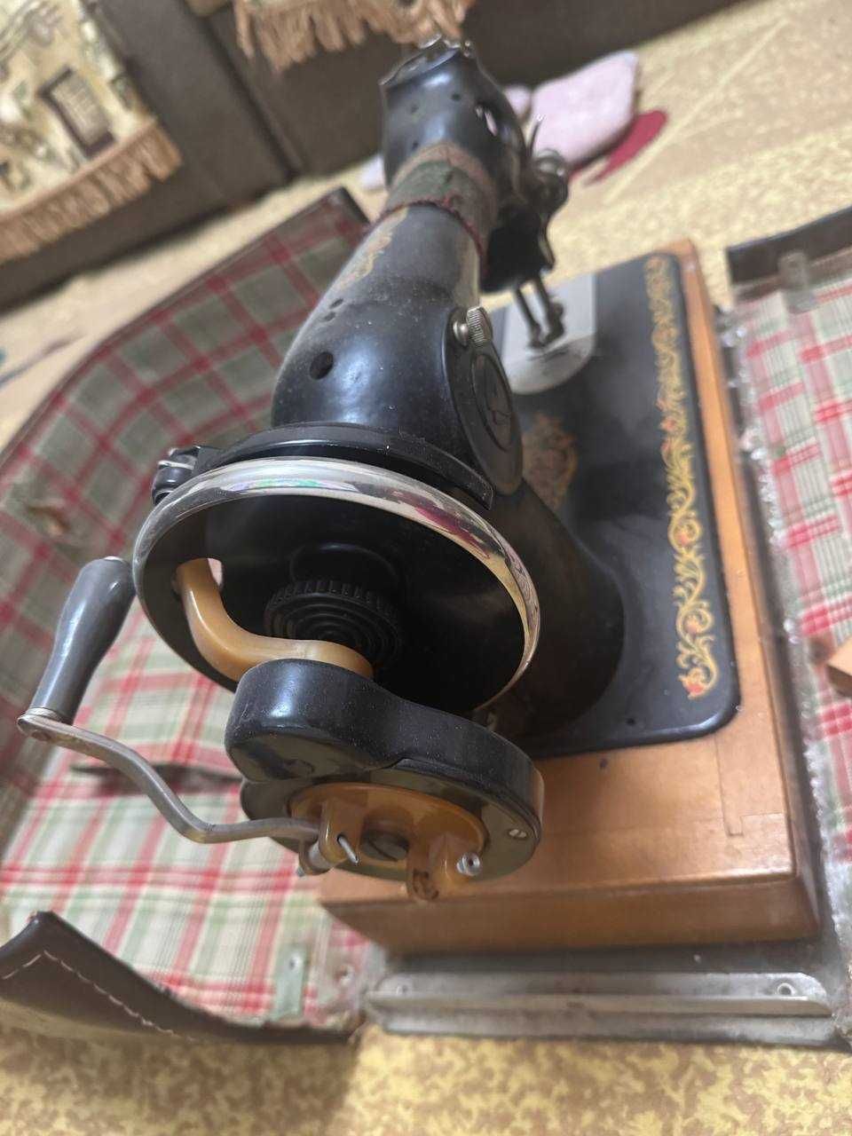 Швейная ручная машинка