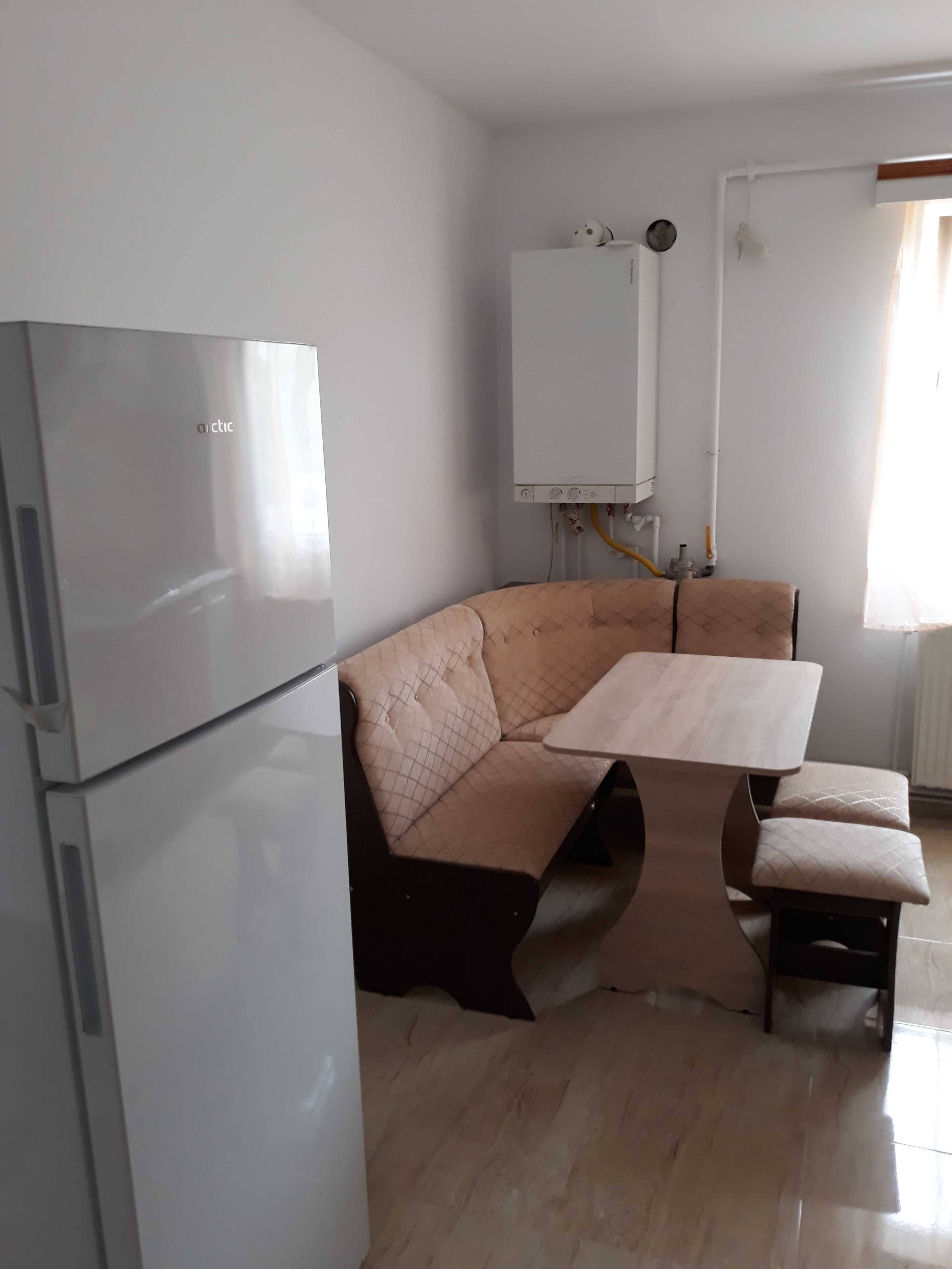 Închiriez apartament 3 camere