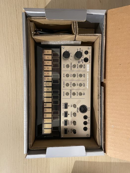 Korg Volca Keys аналогов синтезатор + захранване – отлично състояние
