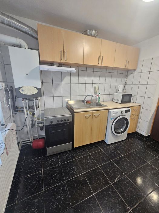 Inchiriez apartament 3 camere