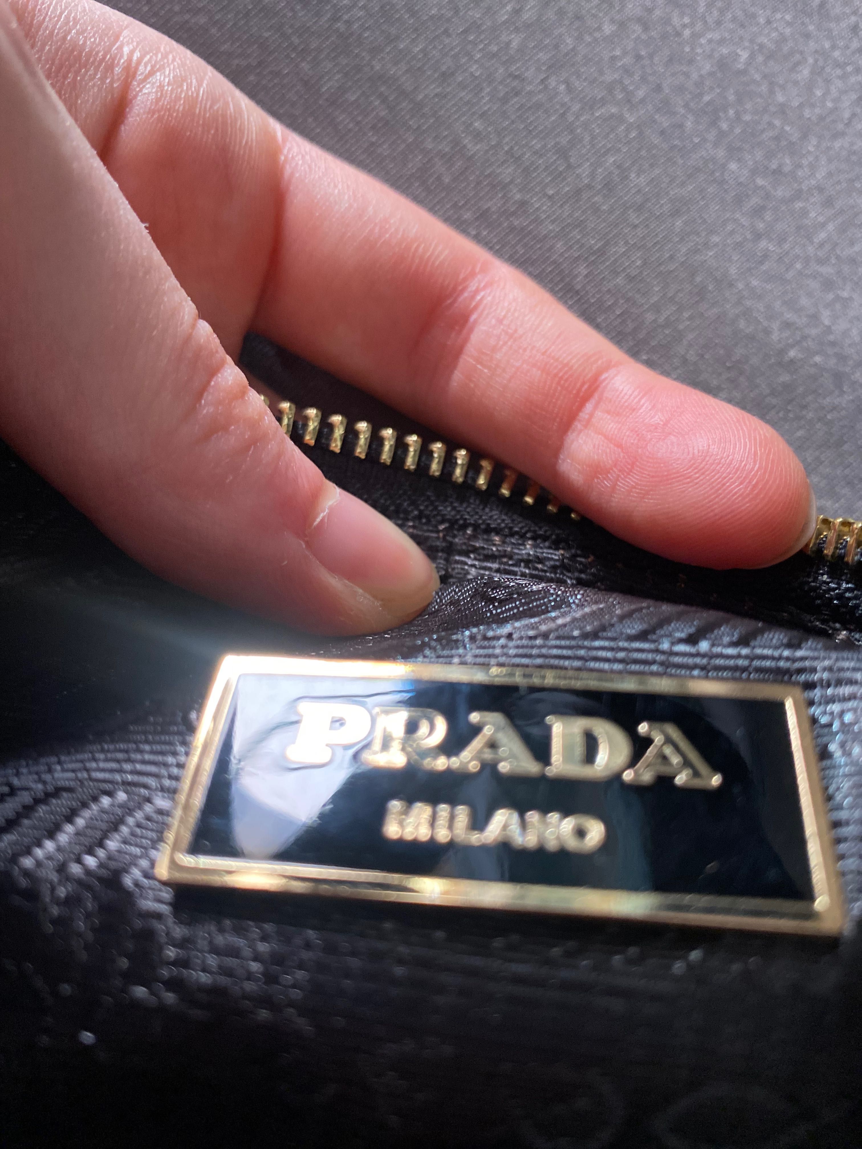 Малка Прада чантичка за рамо