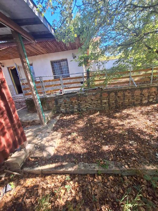 Парцел с постройка в село Кошарица