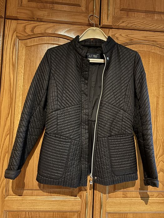 Черно яке, удобно и подходящо за пролет/есен. Прекрасно, запазено.