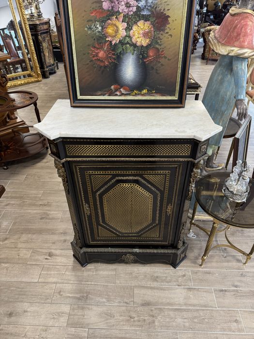 Comodă stil Boulle – intarsii din alamă, blat marmura, elemente bronz