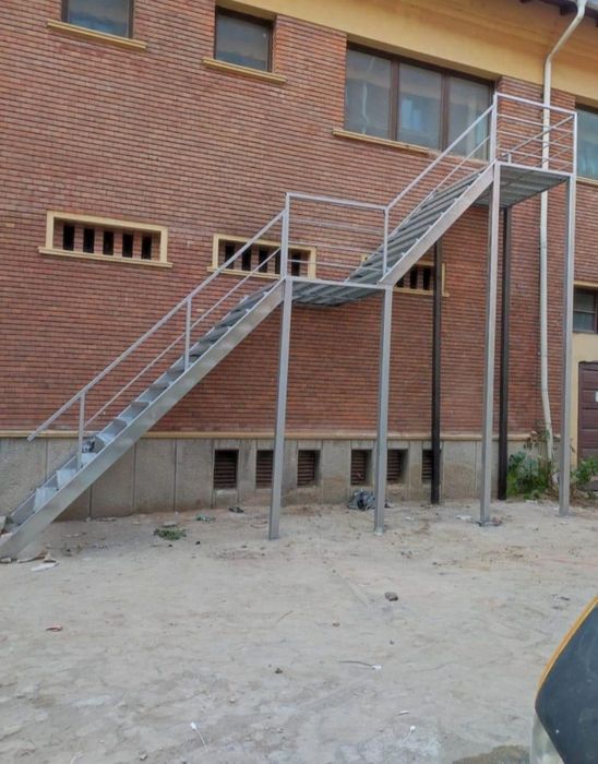 Scări metalice zincate