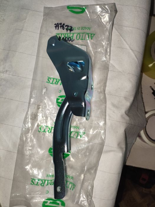 Хундай Акцент петля капота