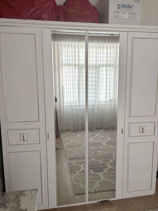 Белый красивый шифоньер