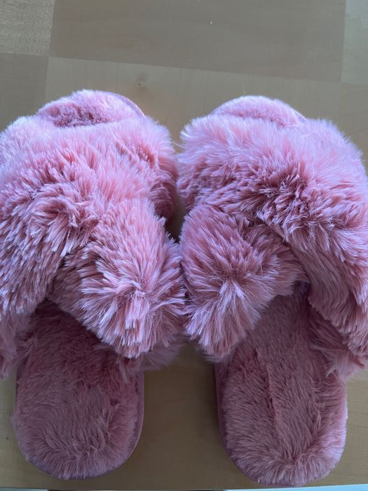 Papuci de casă pufoși, călduroși și foarte ușori