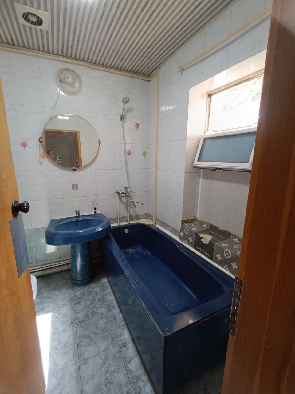 Продается 3 км. Парк Бабур, 3 этаж, не торец, кирпичный дом