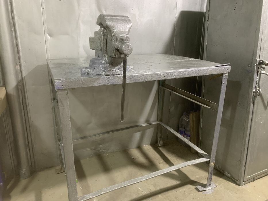 Верстак с тисками