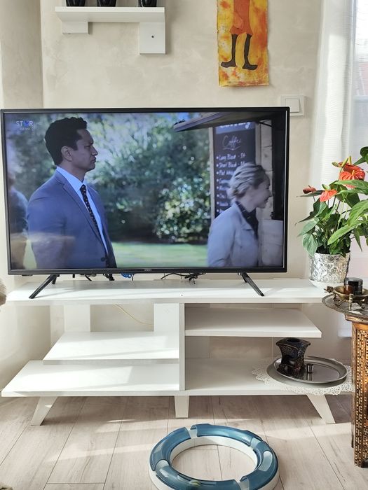 Продавам бял ТV шкаф