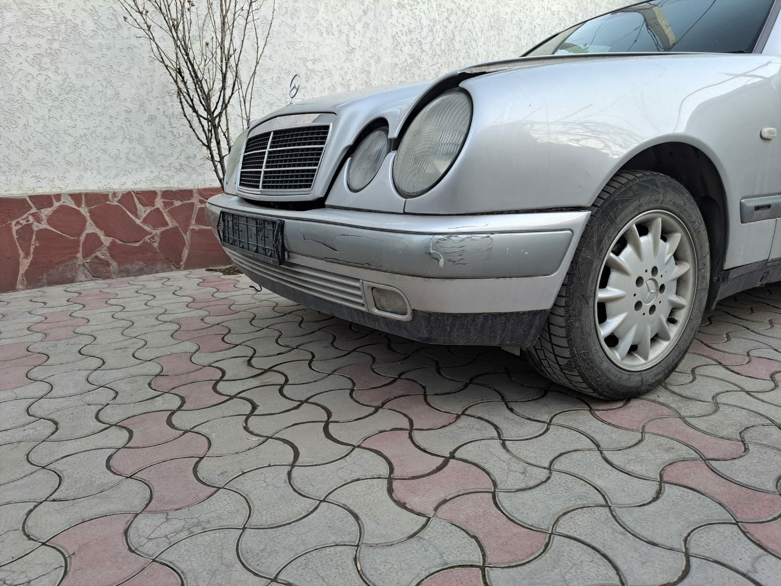 Бампер и фары Mercedes E210 Дорестайл