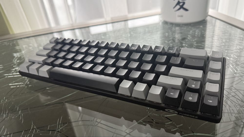 Tastatura Mecanica Gaming Timebox 60%,design negru-gri cu LED-uri RGB.