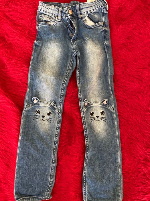 Модерни дънки за момиче 6-7 год. 20 лв.