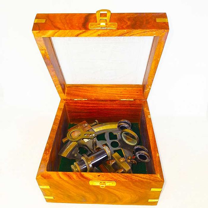 Луксозен бронзов секстант в дървена кутия