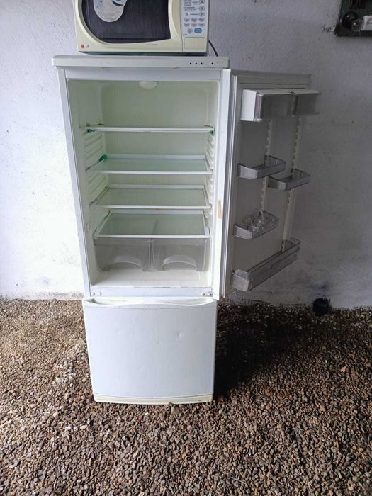 Продам  рабочий холодильник. Работает тихо, хорошо морозит .