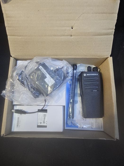 Statie emisie receptie Motorola dp 1400 vhf noua 2 acumulatori
