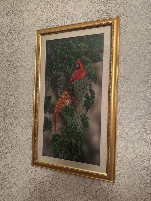 Картина пара попугаев из бисера ручная работа