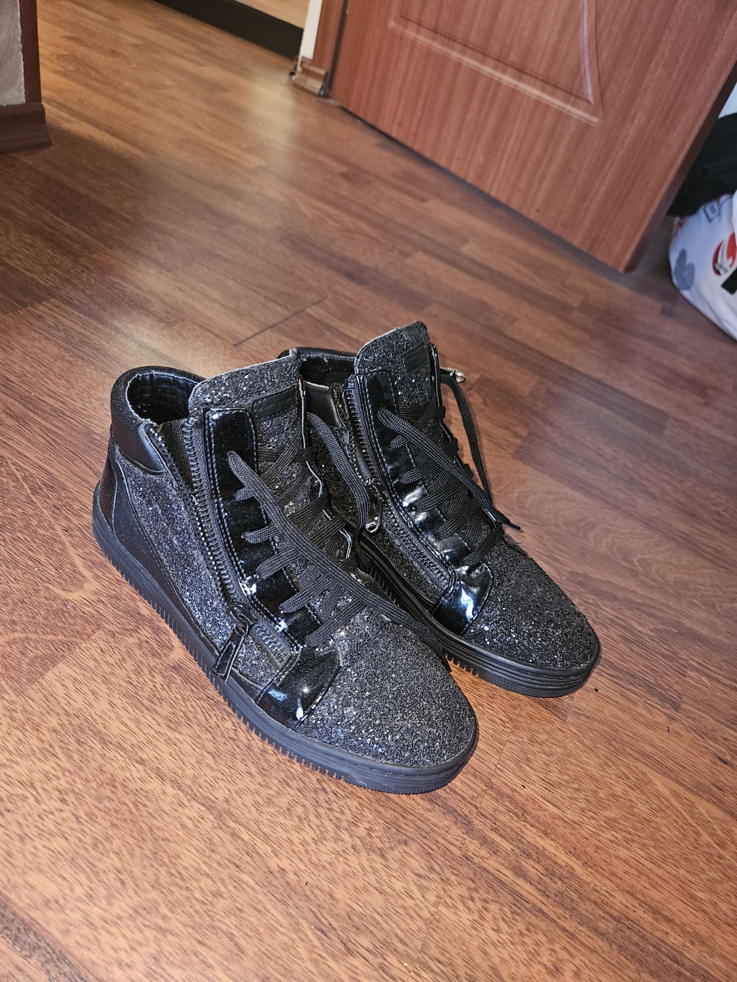 Vând pantofi Kurt Geiger marime 44