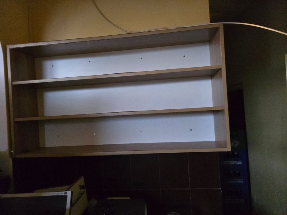 Vand diverse tipuri de mobilier