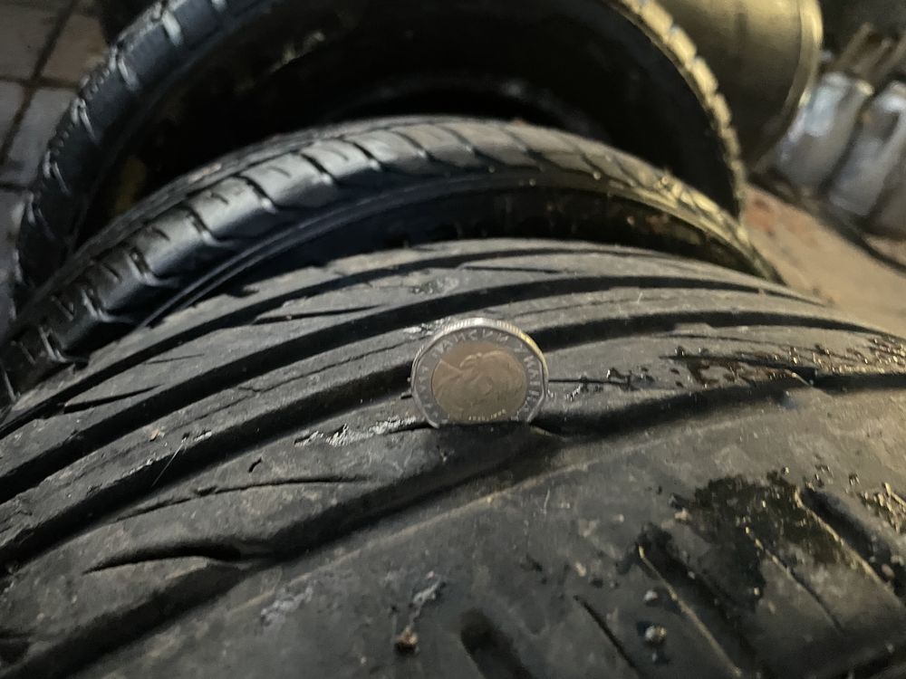 1бр гума оригинална на БМВ гумата е резервна и затова е една 19 - ка е