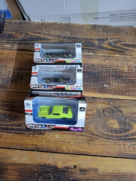 3 броя колички..