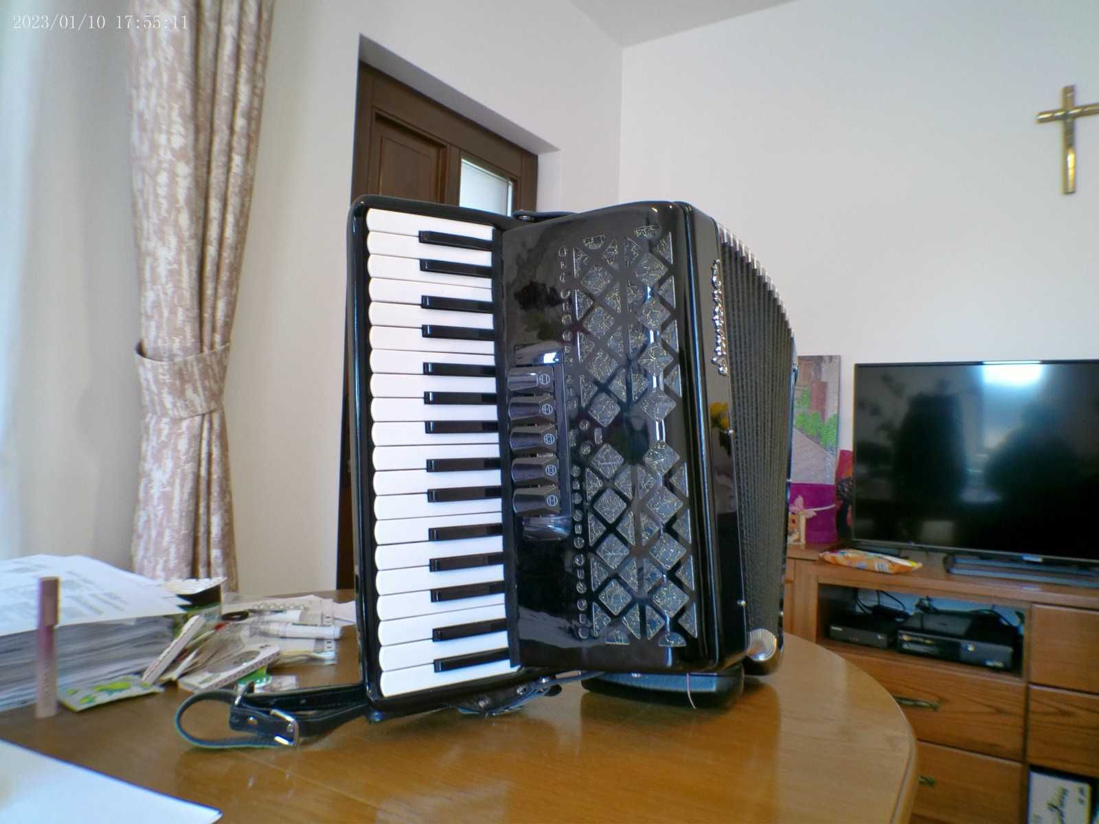 Vând acordeon Startone 72 bași