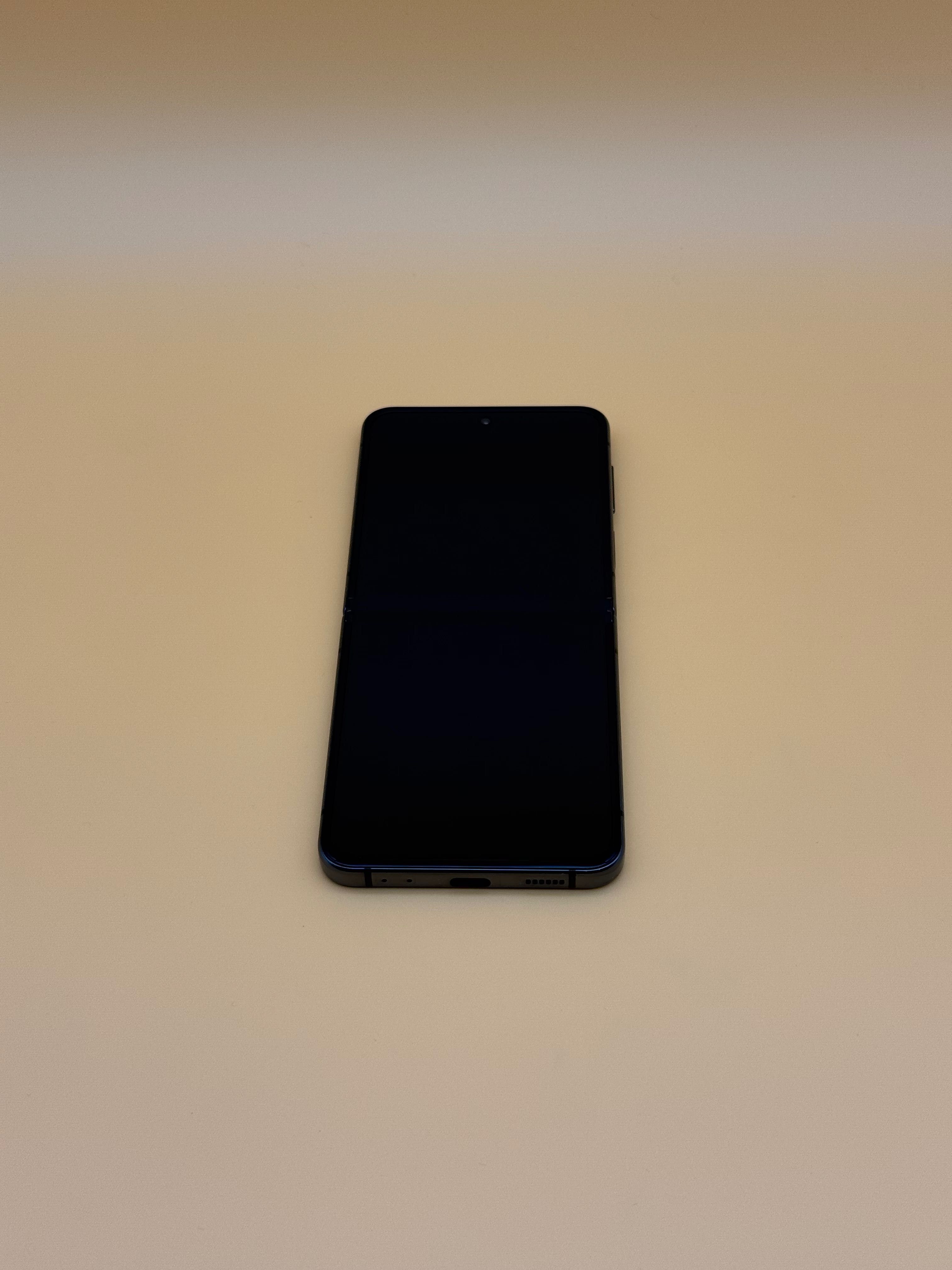 Като Нов! Samsung Galaxy Z Flip 4 256Gb Phantom Black Dual Sim