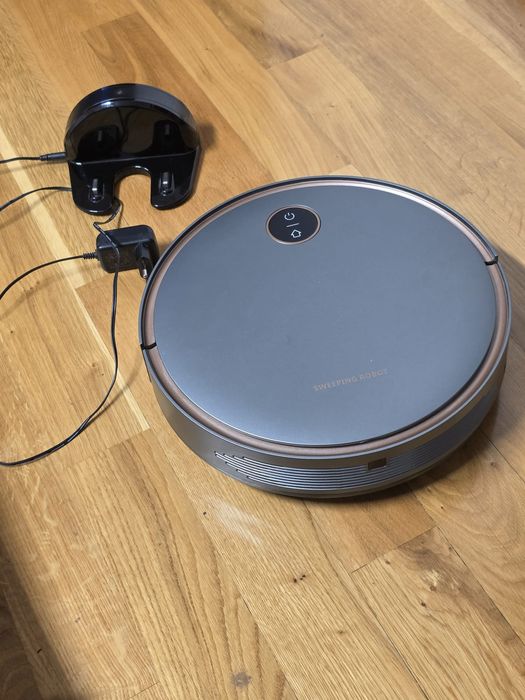 Aspirator robot cu stație de încărcare